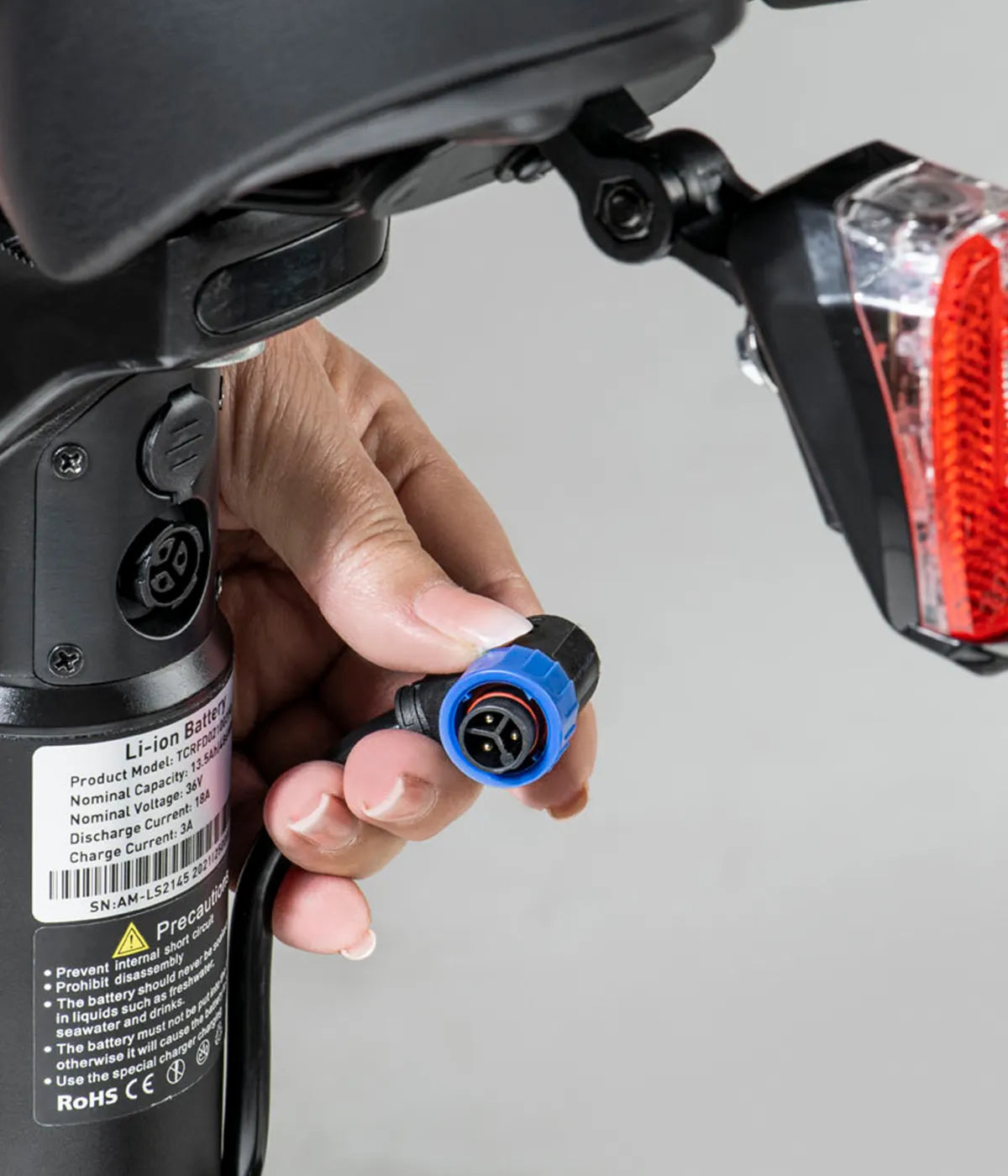 Onemile Nomad Ebike with battery charging and discharging port – Easy access for charging the Samsung lithium-ion battery